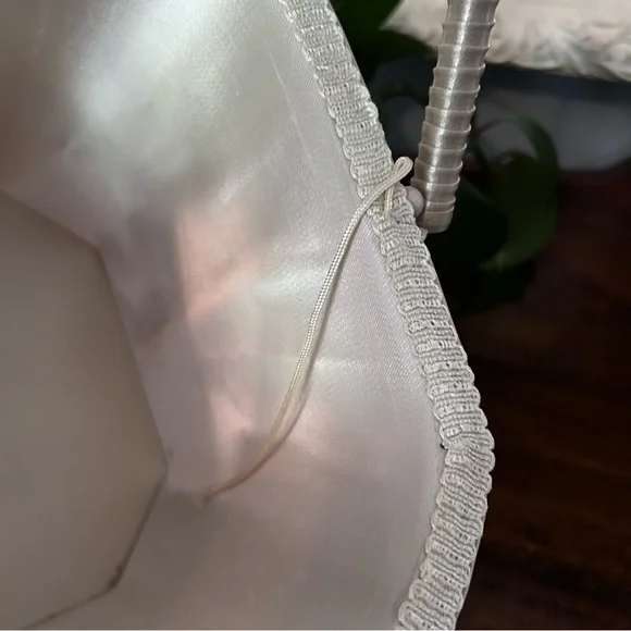 Eaton’s Vintage Woven Sewing Basket with Floral Embroidery and Satin Interior - Picture 12 of 16